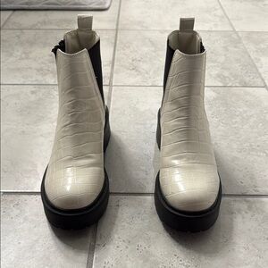 Steve Madden Cream and Black Ankle Boots